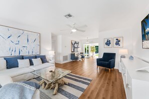 Smart TV - Magnificent Tropical House w/ Heated Pool near the Beach- Gorgeous Backyard- 3/2 (Boynton Beach)