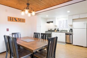 Dining - Cozy Winter Escape~ .5 mi Bear Mtn/Resort Shuttle (Big Bear Lake)