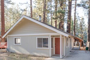 Exterior - Cozy Winter Escape~ .5 mi Bear Mtn/Resort Shuttle (Big Bear Lake)