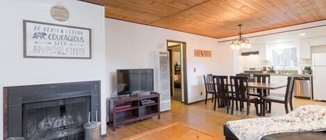 Télévision, cheminée