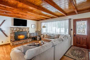 TV, fireplace - Snowbound Escape <1mi to Bear Mtn +Zoo/Trails/Lake (Big Bear Lake)