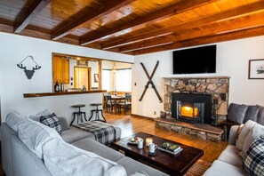 TV, fireplace - Snowbound Escape <1mi to Bear Mtn +Zoo/Trails/Lake (Big Bear Lake)