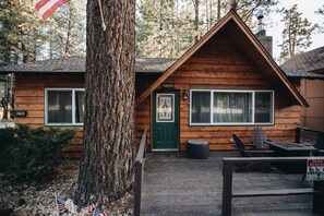 Outdoor dining - Snowbound Escape <1mi to Bear Mtn +Zoo/Trails/Lake (Big Bear Lake)