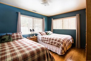 2 habitaciones, escritorio y tabla de planchar con plancha 