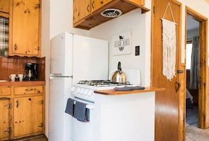 Réfrigérateur, four, plaque de cuisson, cafetière/bouilloire