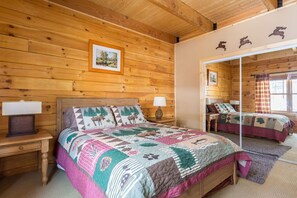 3 bedrooms, desk, iron/ironing board, WiFi