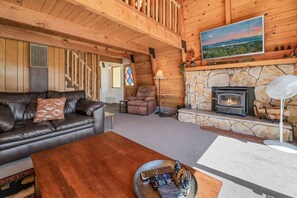 Fernseher, Kamin, Stereoanlage