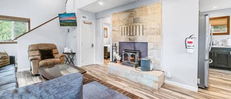 Una televisión, una chimenea