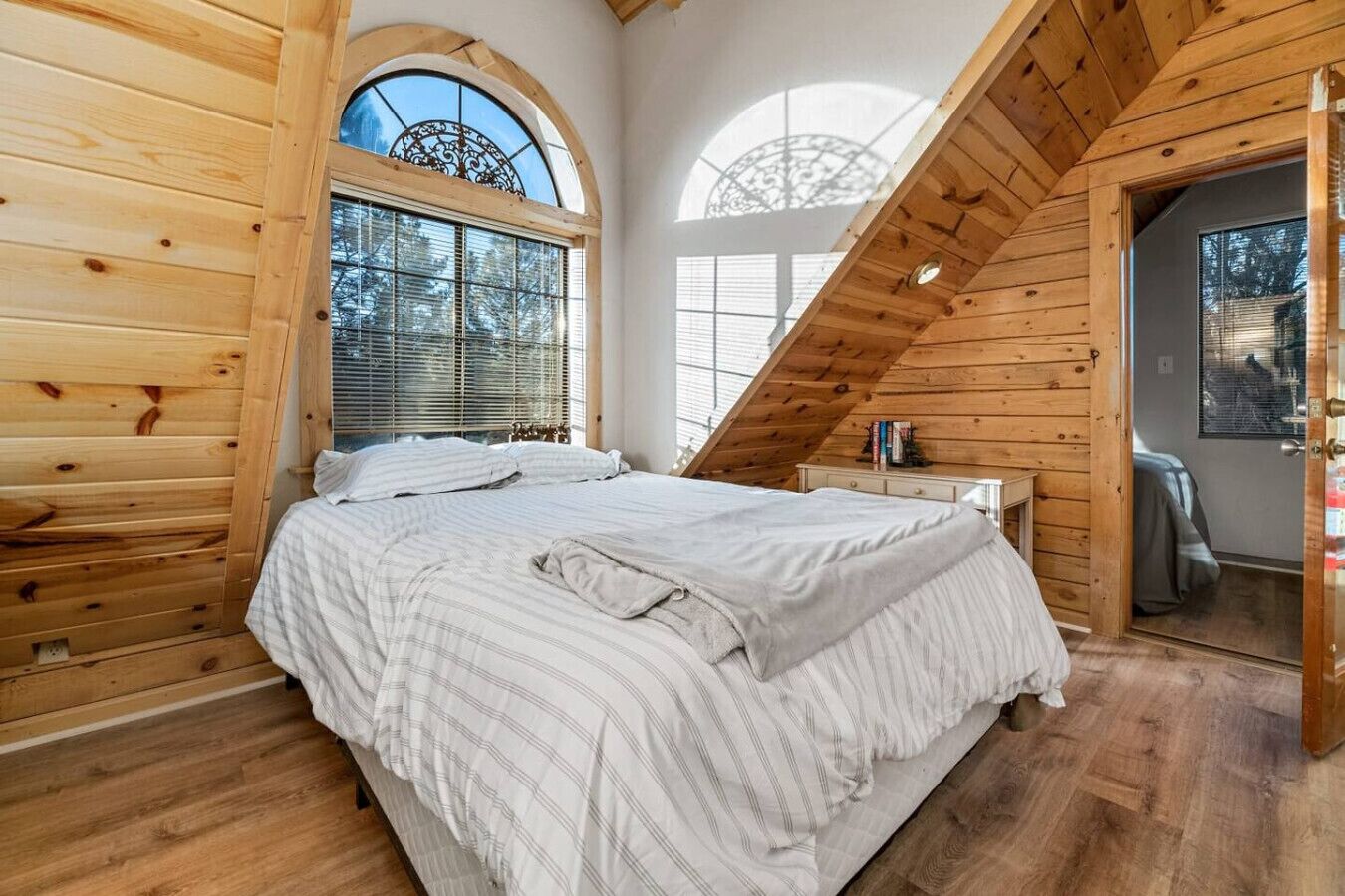 4 bedrooms, desk, WiFi, bed sheets
