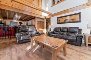 TV, fireplace - Indulge in the Perfect Family Adventure (Sugarloaf)