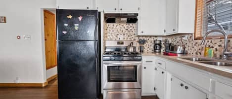 Geladeira, micro-ondas, fogão, cafeteira/chaleira