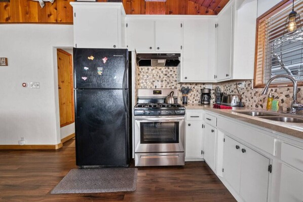 Fridge, microwave, oven, coffee/tea maker