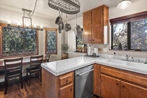 Fridge, microwave, oven, stovetop - Cozy family-friendly home close to all the fun! (Big Bear)