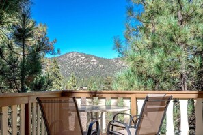 Outdoor dining - Cozy family-friendly home close to all the fun! (Big Bear)