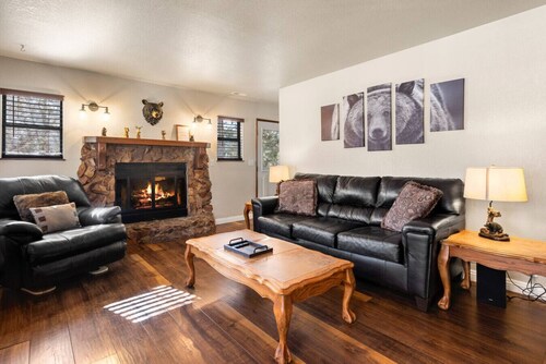 Cozy family-friendly home close to all the fun!