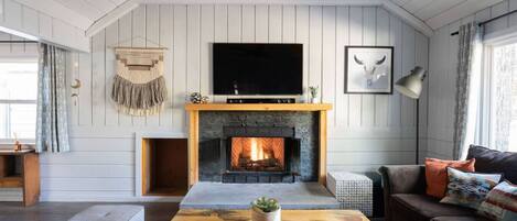 Televisión y chimenea