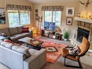 TV - Bear Hug Hollow - Modern Winter Escape (Big Bear)
