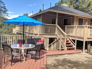 Outdoor dining - Bear Hug Hollow - Modern Winter Escape (Big Bear)