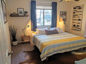 3 bedrooms, desk, WiFi, bed sheets