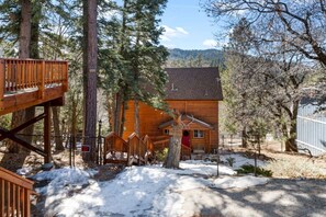 Property grounds - Wooden Retreat 1 mi to Bear Mtn/3mi to Snow Summit (Big Bear Lake)