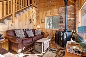 TV, fireplace - Wooden Retreat 1 mi to Bear Mtn/3mi to Snow Summit (Big Bear Lake)