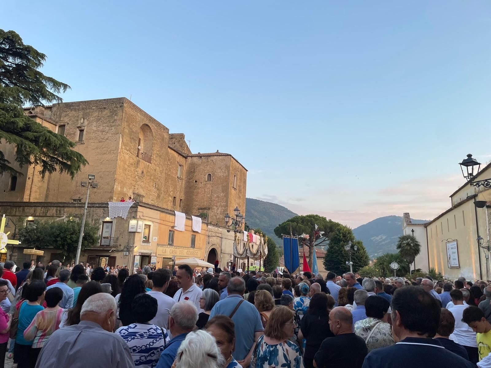 Una calle concurrida con edificios históricos y una multitud de gente.