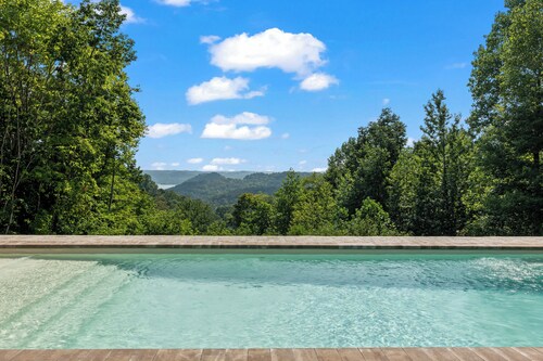 Magnolia: Luxury Mountain Escape w/Pool & Hot Tub