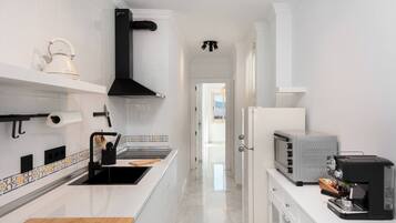 Een koelkast, een oven, een kookplaat, een vaatwasser