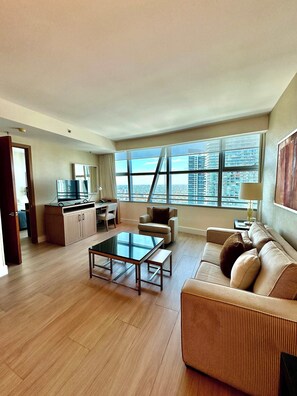 TV, offices - Brickell Arch City Views Pool & Free Parking (Miami)