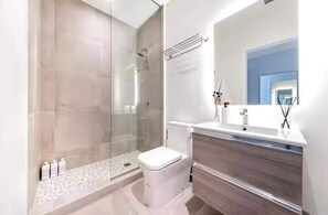Shower, hair dryer, towels, shampoo - Condo Smart Brickell by Palermo Home (Miami)