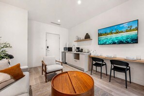 TV, offices - Smart Brickell Balcony Pool & Gym (Miami)