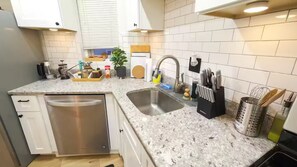 Fridge, microwave, oven, stovetop - Entire apartment, Boston in 14min, Beach in 4min! (Revere)