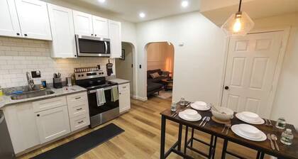 Entire apartment, Boston in 14min, Beach in 4min!