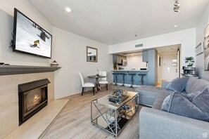 TV, fireplace - Ski-in / Ski-out Studio: BEST LOCATION w/ Pool, Hot Tub, Parking, Base Village at PCMR (Park City)