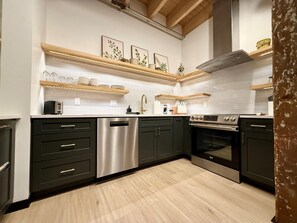 ثلاجة، ميكروويف، فرن، موقد طهي مسطح