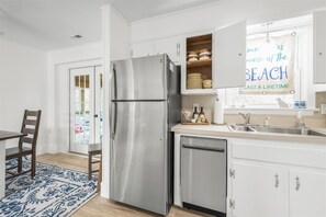 Køleskab, mikrobølgeovn, kogeplade, opvaskemaskine