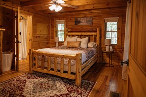 5 bedrooms, desk, travel cot, free WiFi