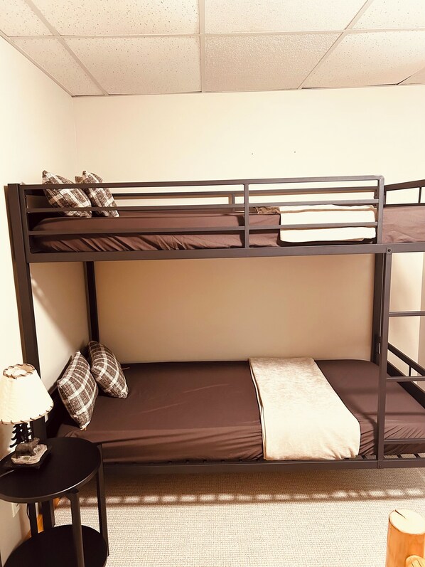 5 bedrooms, desk, travel cot, free WiFi