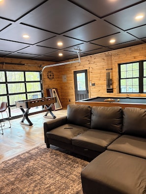 Games room - River front cabin with NEW game room/hot tub/sauna in Pocono mountains (White Haven)