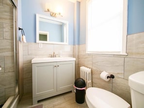 Sèche-cheveux, serviettes fournies, papier toilette
