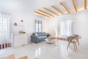Una Smart TV, una chimenea, libros, un reproductor estéreo