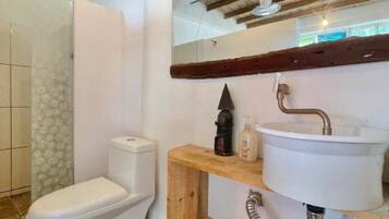 Ducha, toallas, jabón, papel higiénico