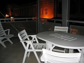 Outdoor dining - Rialto Apartments (Perth)