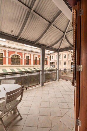 Outdoor dining - Rialto Apartments (Perth)