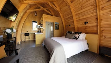 Deluxe Chalet, Garden View | Iron/ironing board, free WiFi