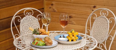 Petit déjeuner, déjeuner et dîner servis sur place
