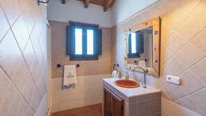 Regadera, secadora de cabello, toallas 