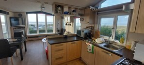 Frigorífico, horno, placa de cocina y cafetera o tetera