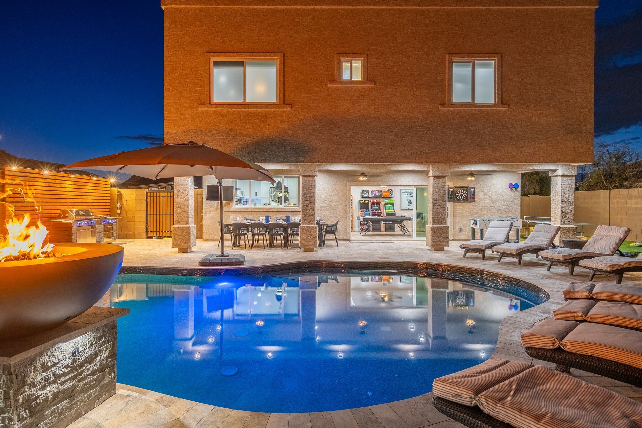 Alberca al aire libre y alberca climatizada