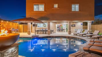 Alberca al aire libre y alberca climatizada